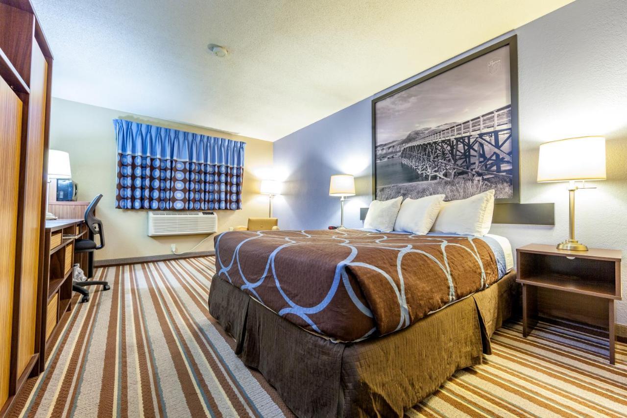 Super 8 By Wyndham Kamloops On The Hill Hotell Exteriör bild
