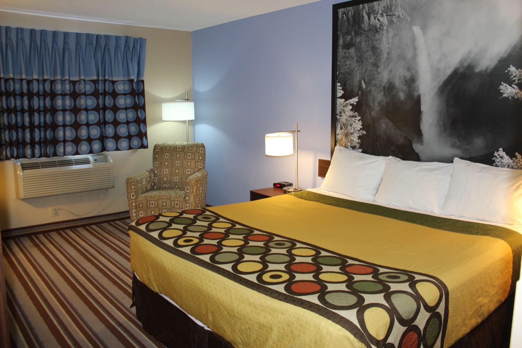 Super 8 By Wyndham Kamloops On The Hill Hotell Exteriör bild