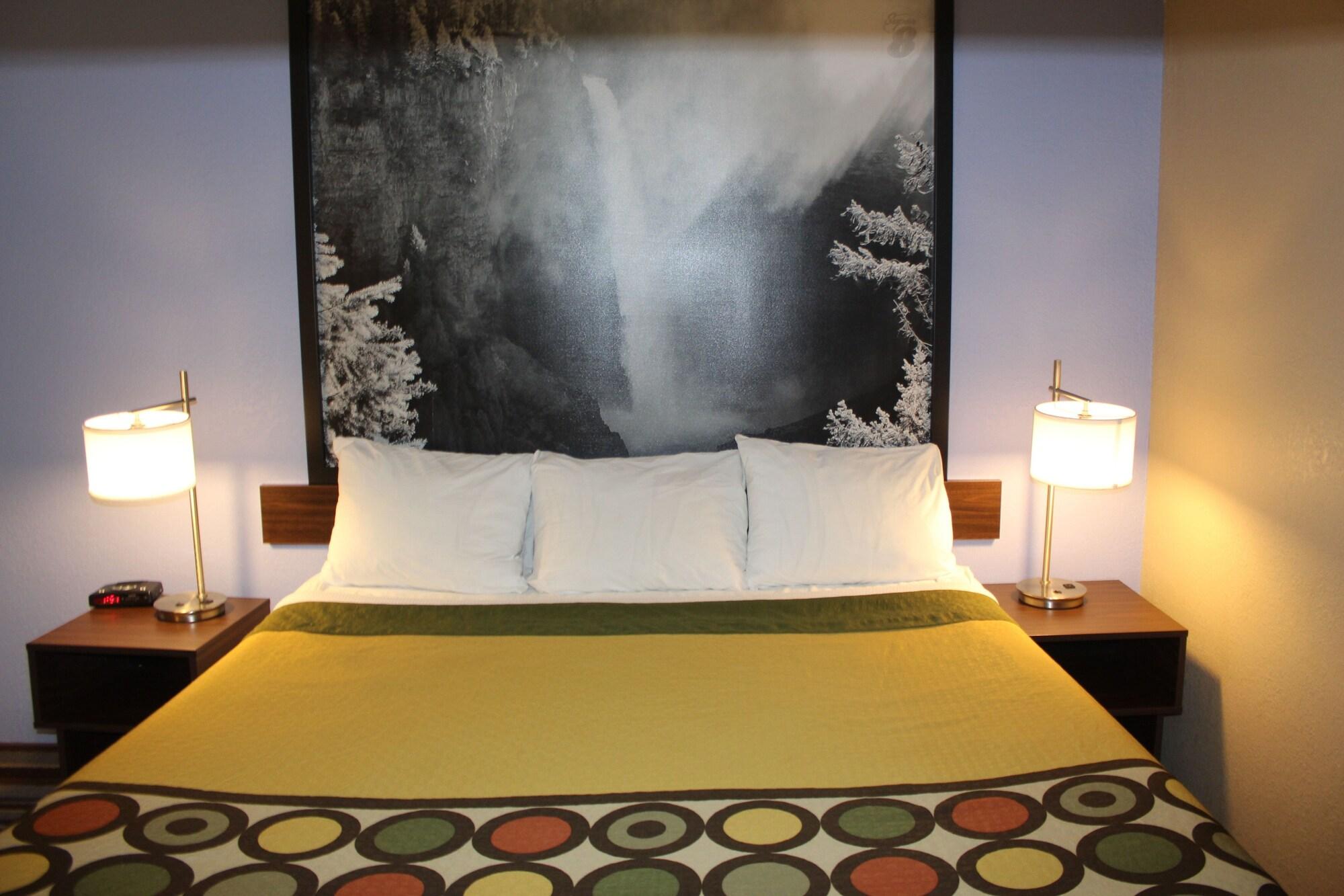 Super 8 By Wyndham Kamloops On The Hill Hotell Exteriör bild