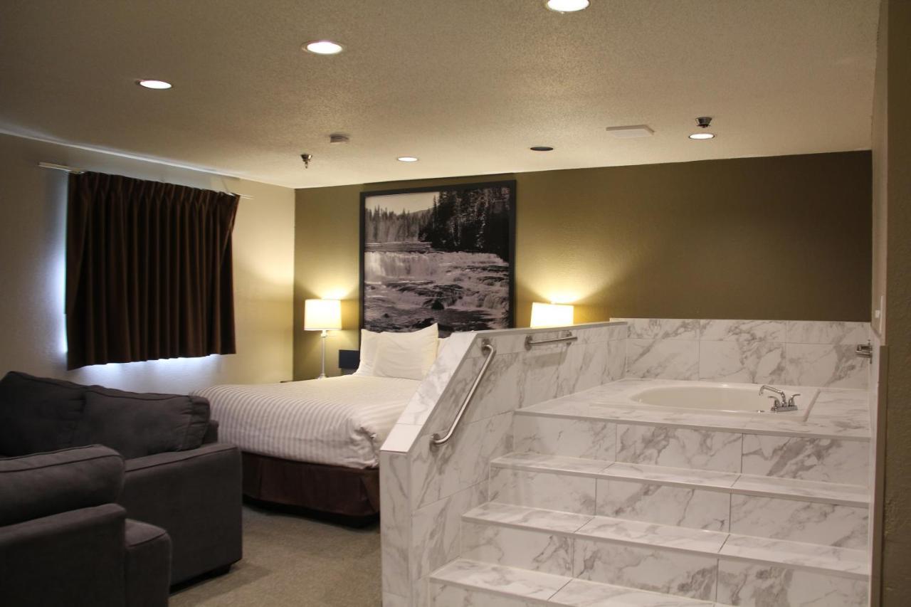 Super 8 By Wyndham Kamloops On The Hill Hotell Exteriör bild