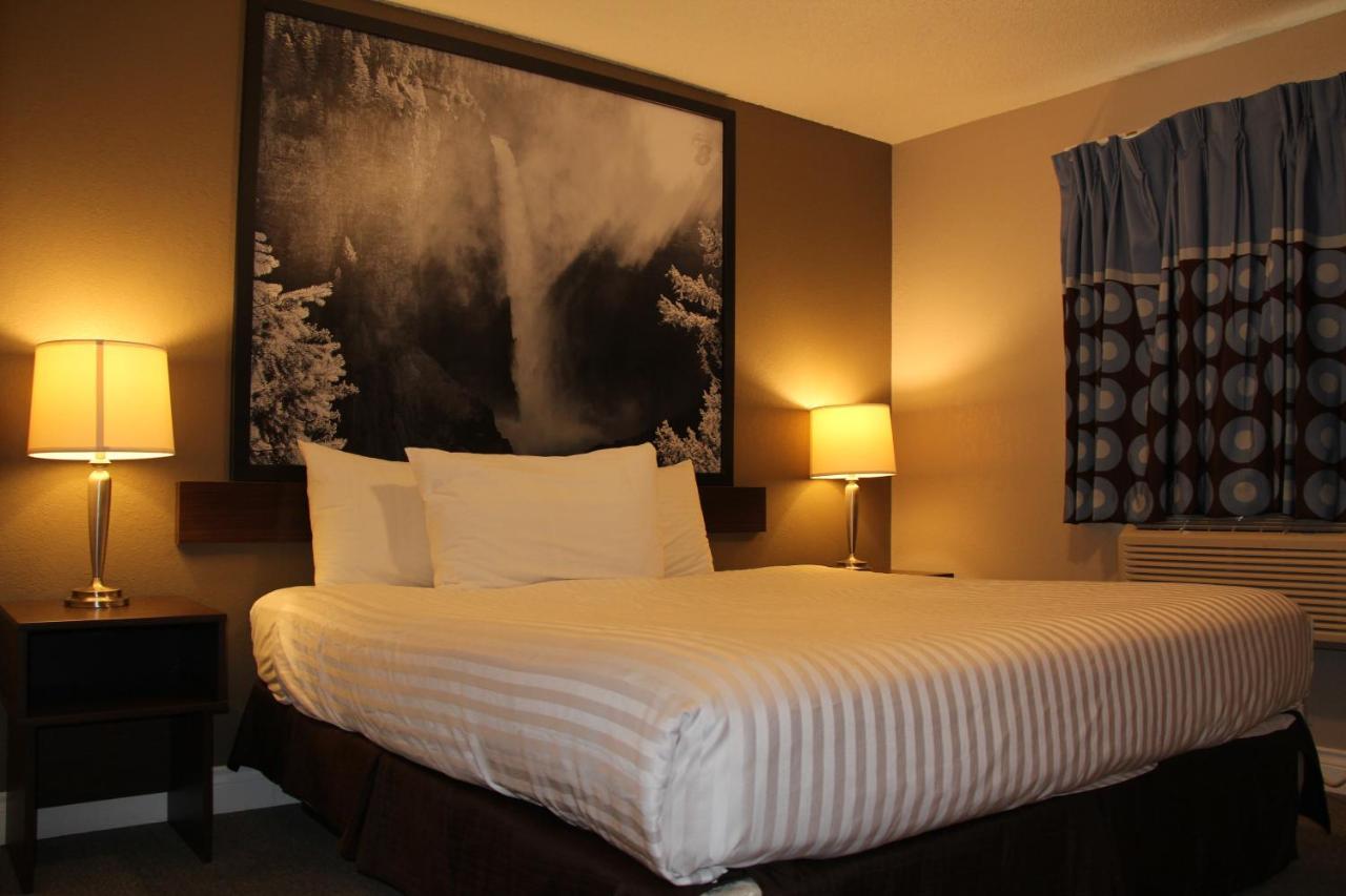 Super 8 By Wyndham Kamloops On The Hill Hotell Exteriör bild