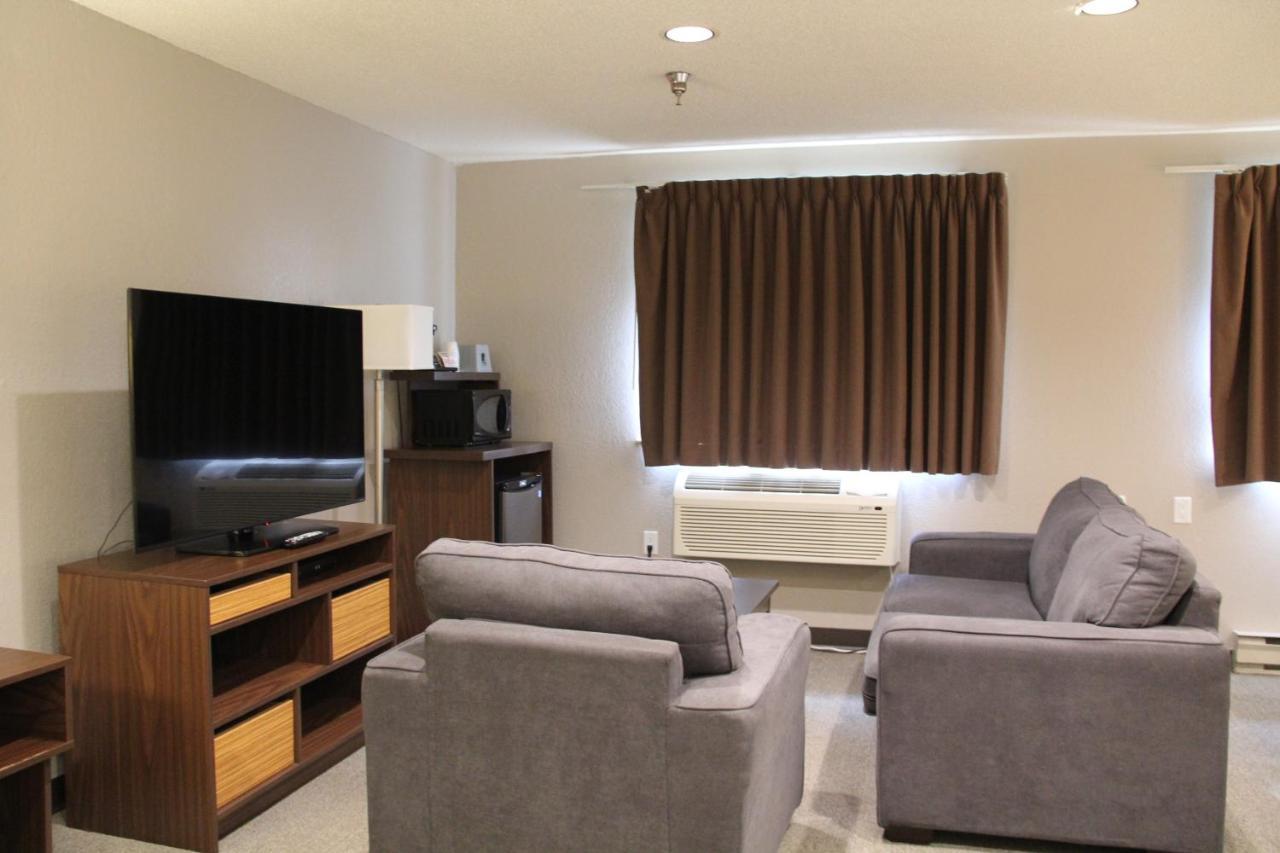 Super 8 By Wyndham Kamloops On The Hill Hotell Exteriör bild