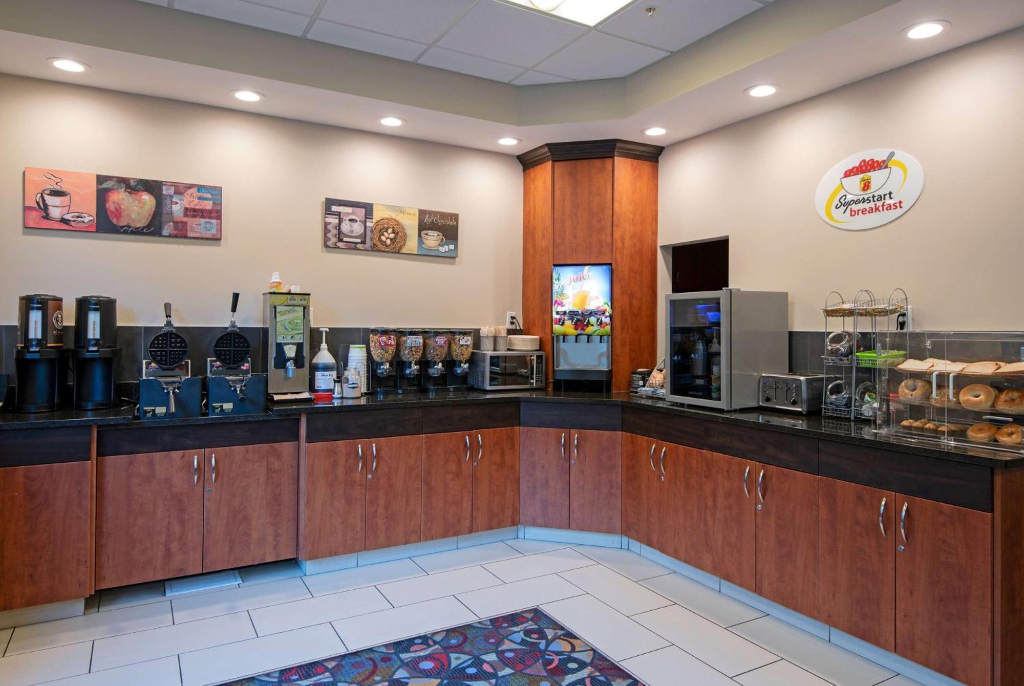 Super 8 By Wyndham Kamloops On The Hill Hotell Exteriör bild