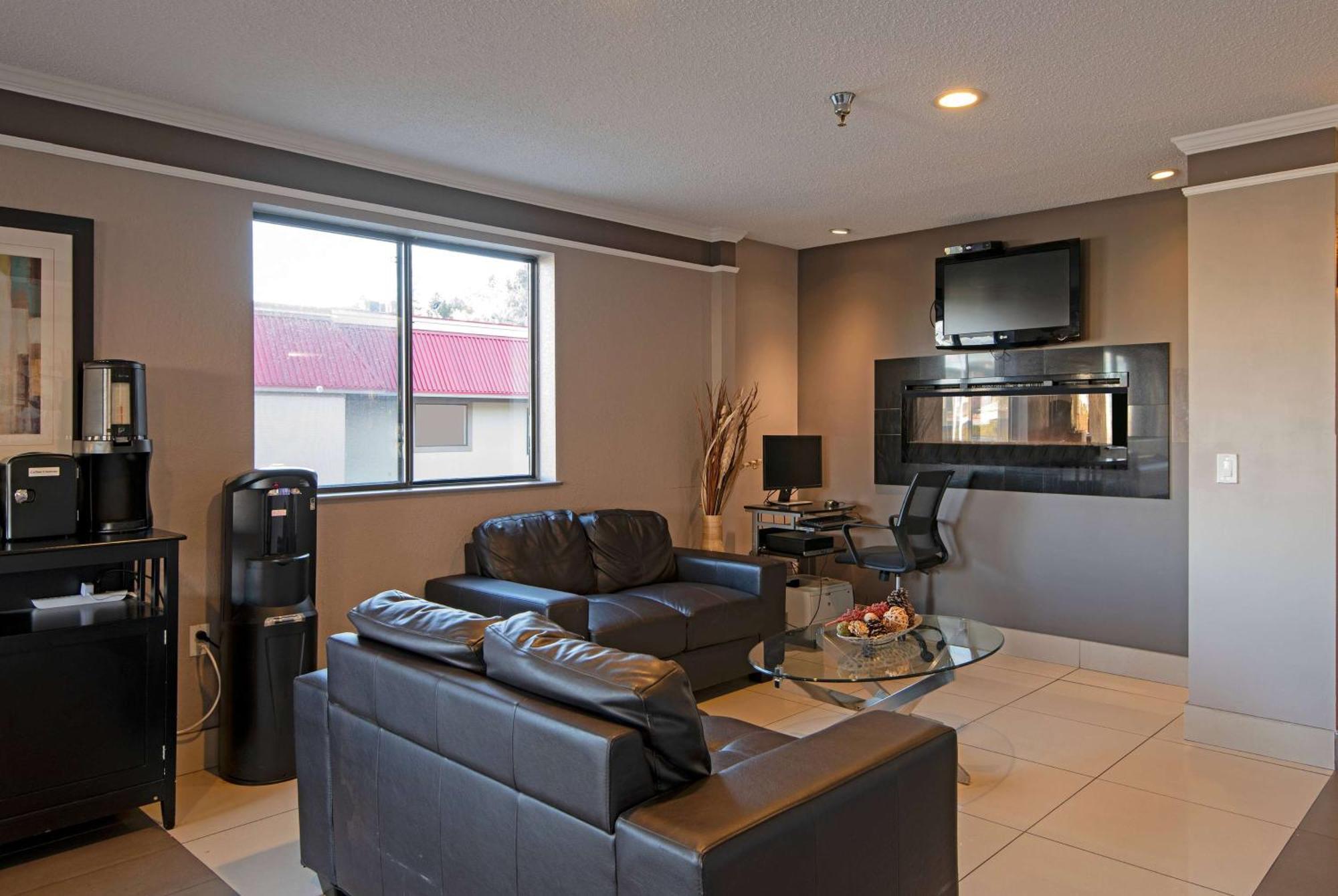 Super 8 By Wyndham Kamloops On The Hill Hotell Exteriör bild