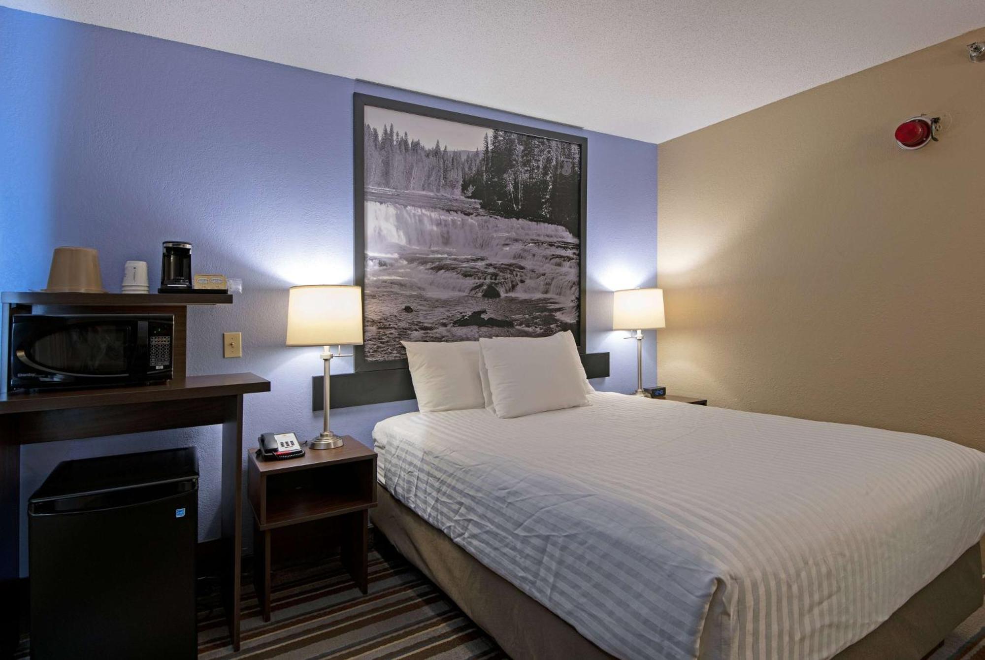 Super 8 By Wyndham Kamloops On The Hill Hotell Exteriör bild
