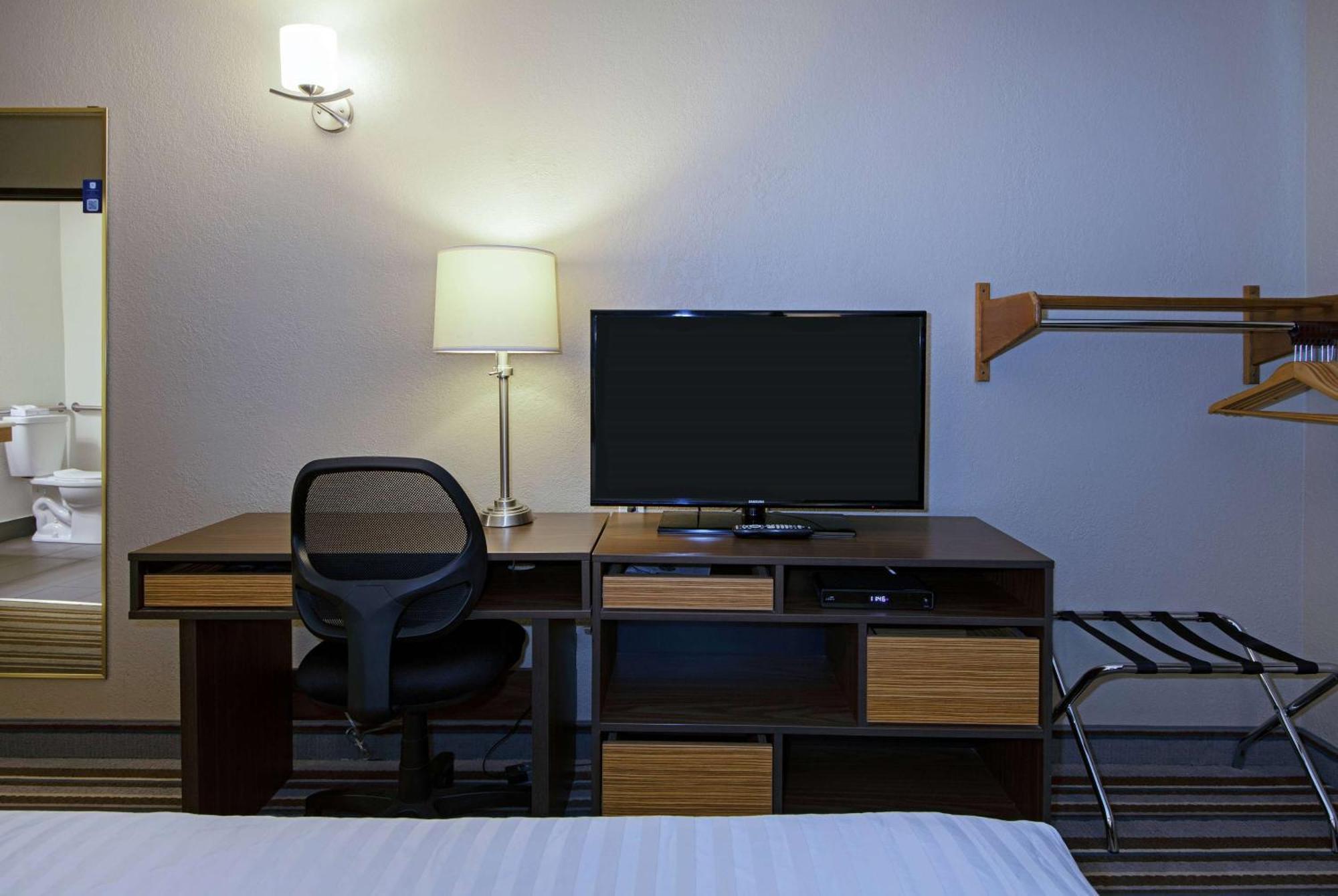 Super 8 By Wyndham Kamloops On The Hill Hotell Exteriör bild
