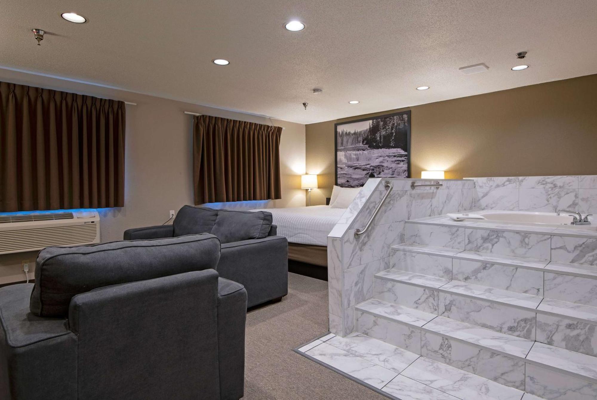 Super 8 By Wyndham Kamloops On The Hill Hotell Exteriör bild