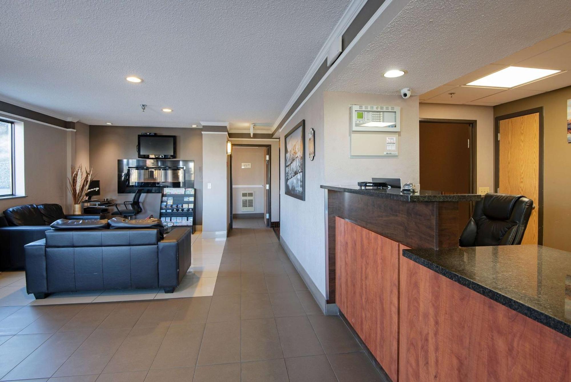 Super 8 By Wyndham Kamloops On The Hill Hotell Exteriör bild