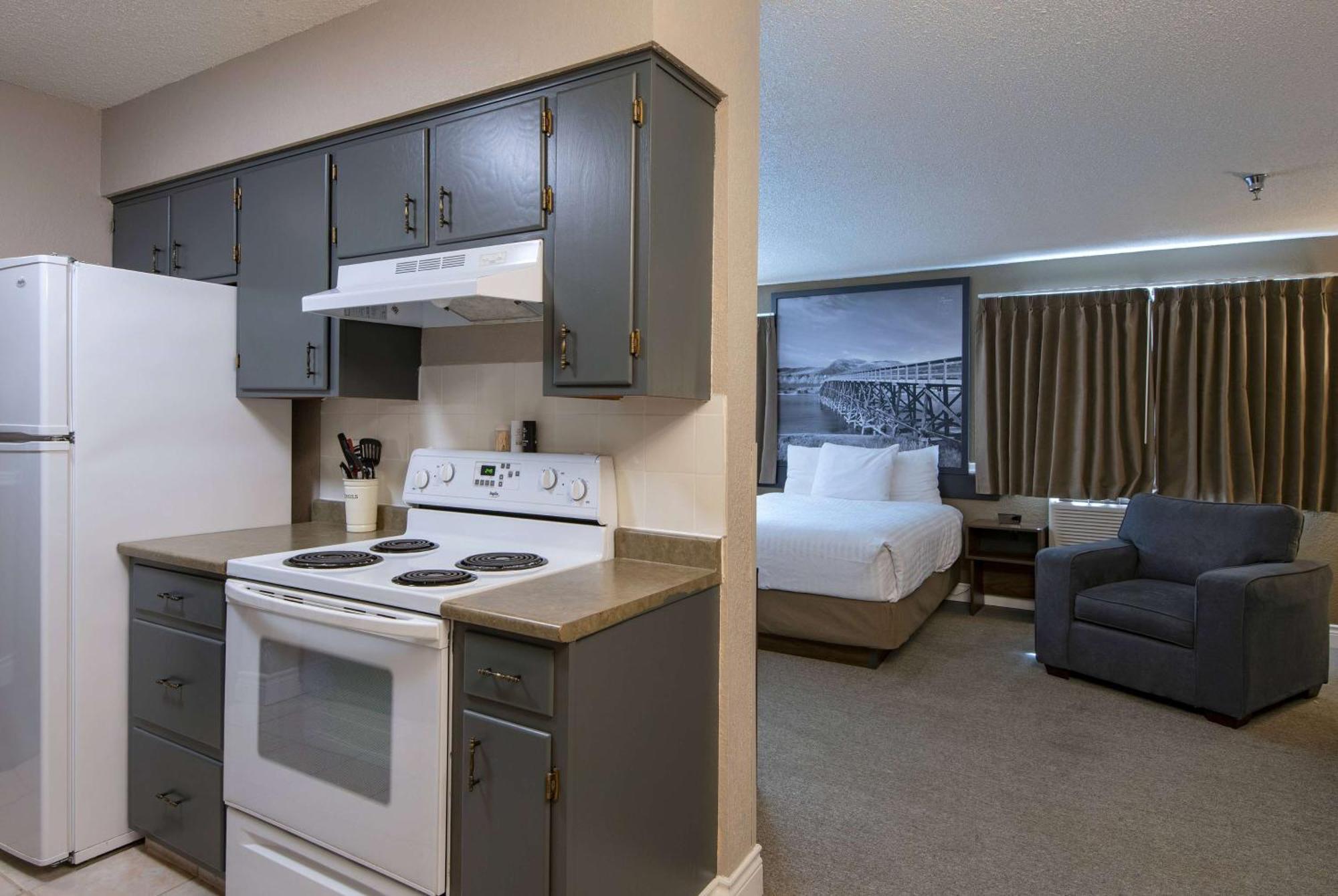 Super 8 By Wyndham Kamloops On The Hill Hotell Exteriör bild